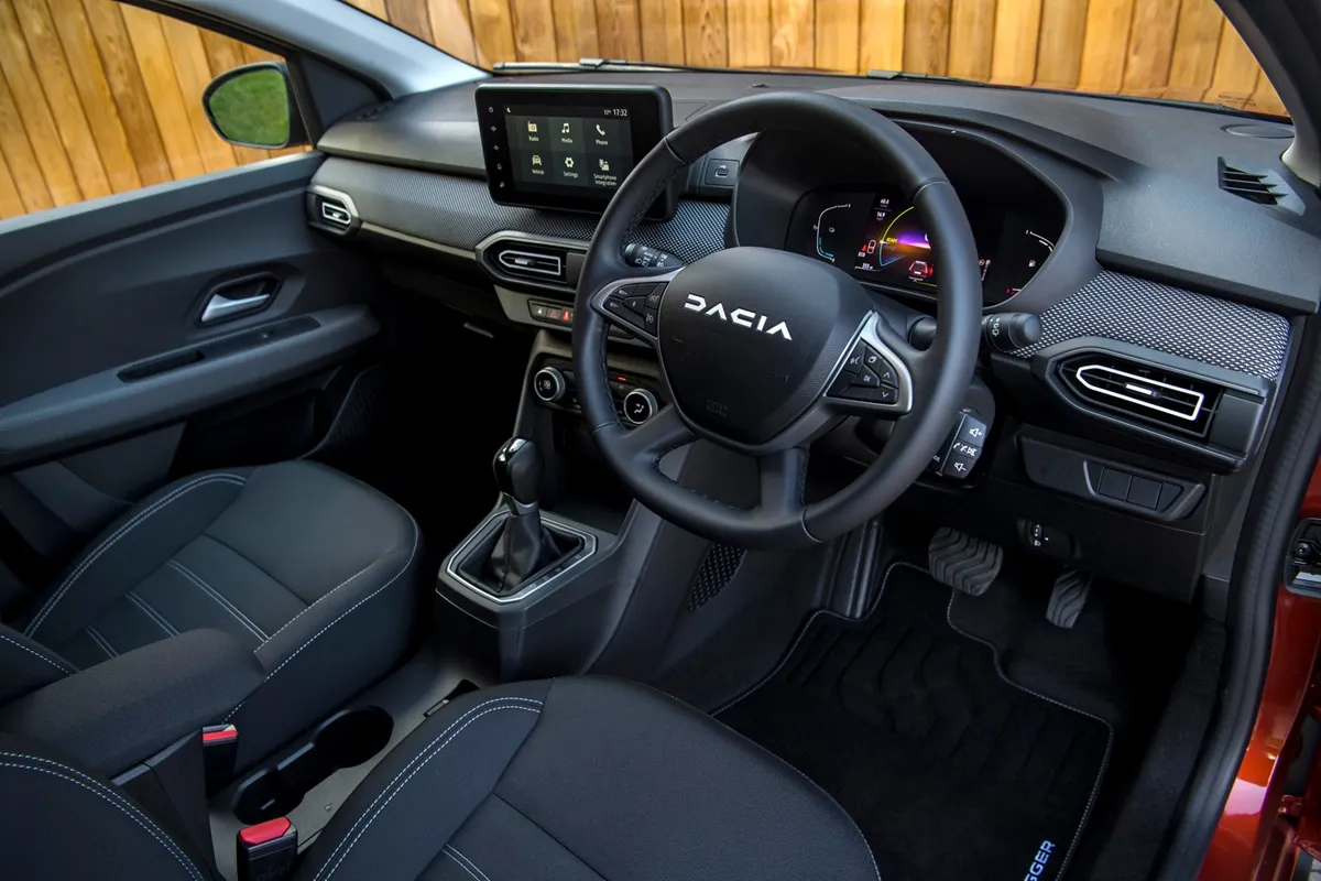 Dacia Jogger Hybrid Rojo Interior