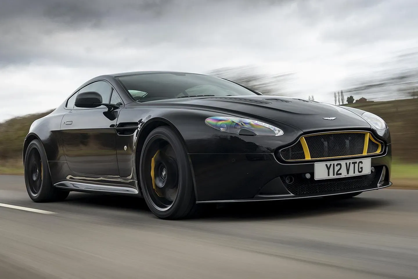 Aston Martin Vantage V12S Negro