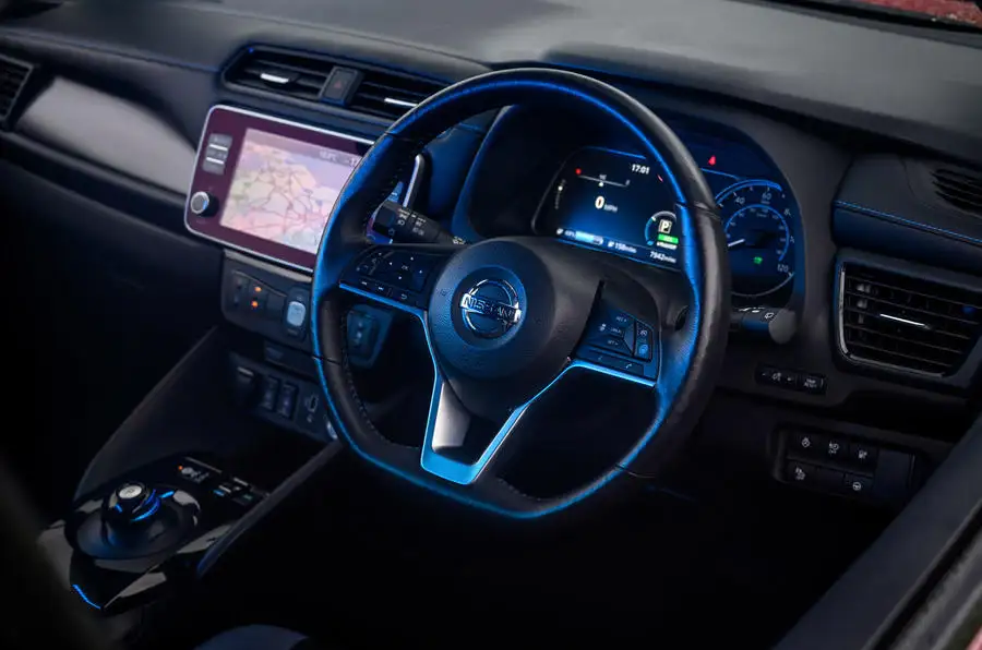 Interior Nissan Lea