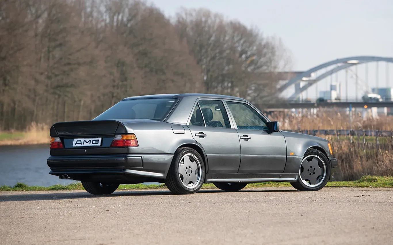 Parte Trasera Mercedes-Benz 500E Gris