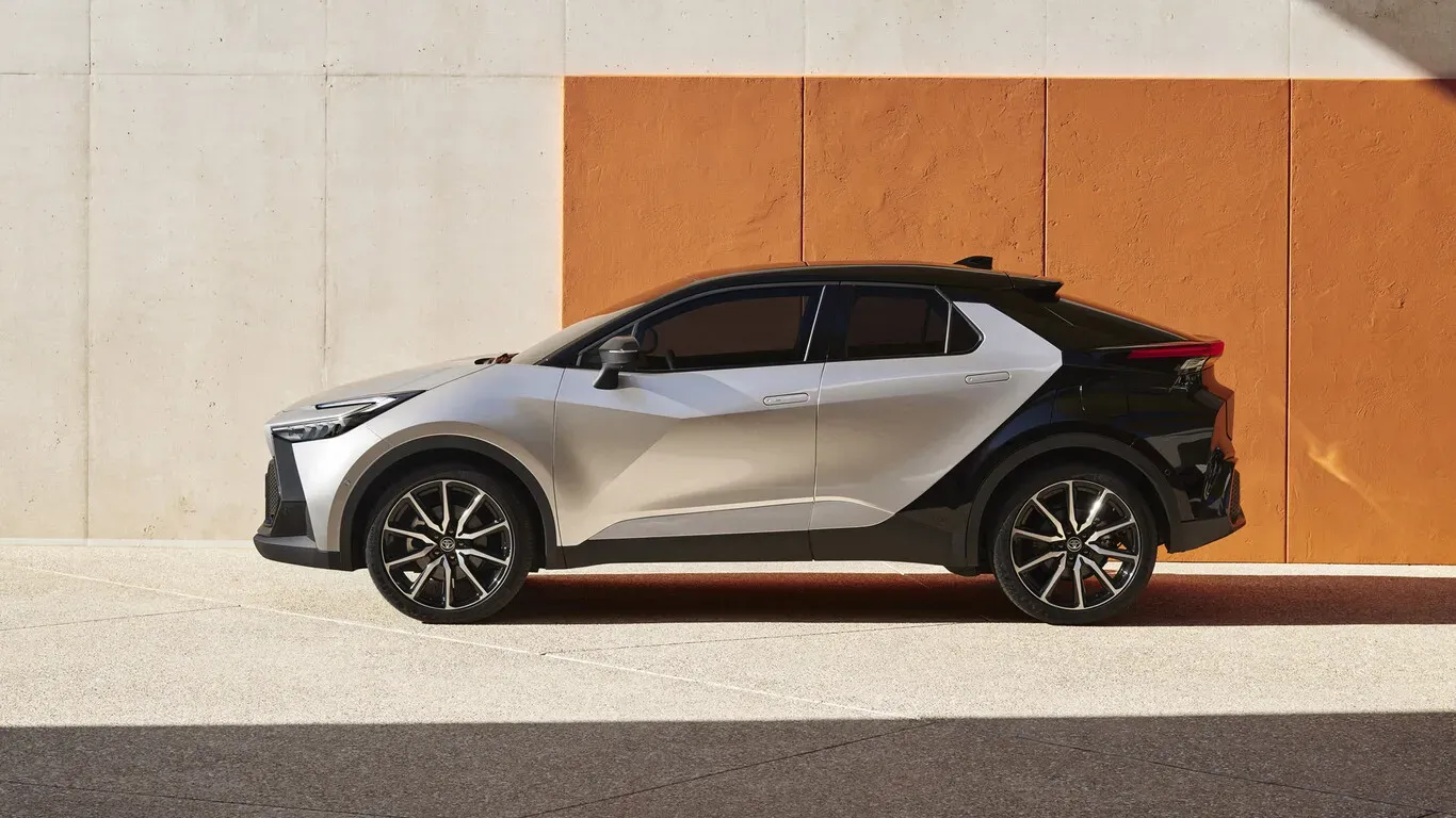 Lateral Toyota C-HR 2023 Plateado