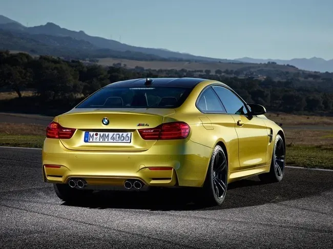 Parte Trasera BMW M4 2014 Amarillo