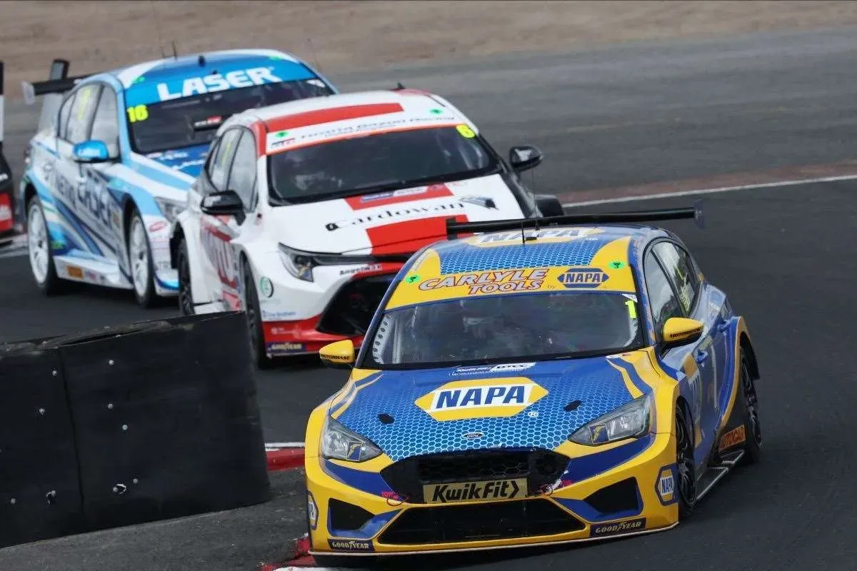 Autos en carrera del BTCC 2016