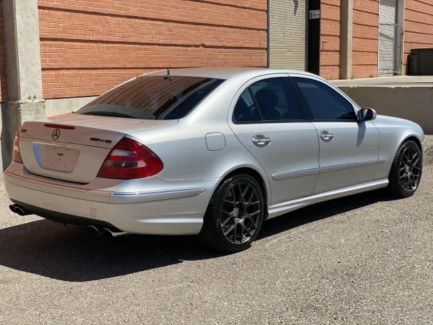 Parte Trasera Mercedes-Benz E55 AMG del 2004 Plateado