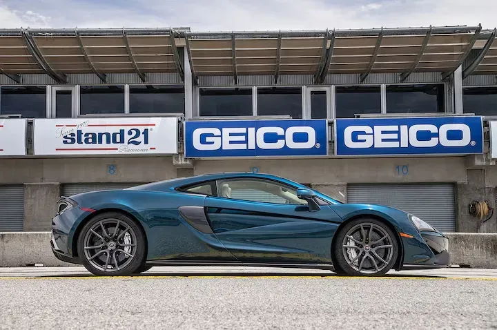 Lateral McLaren 570GT Azul