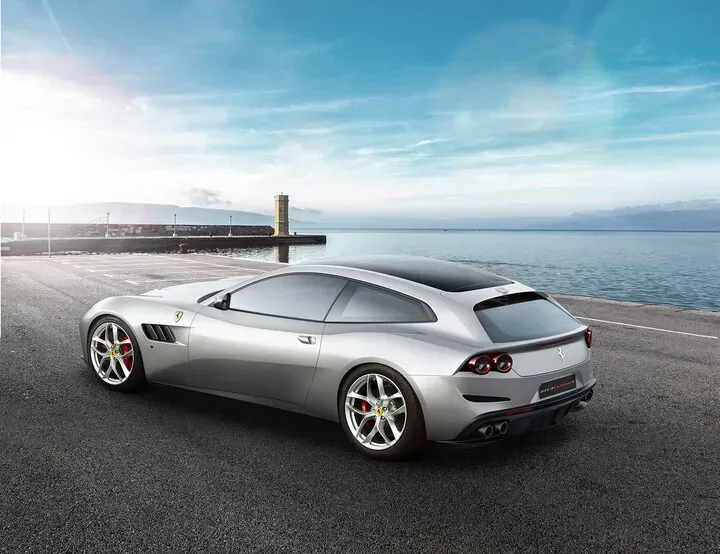 Lateral Ferrari GTC4 Lusso T Plateado