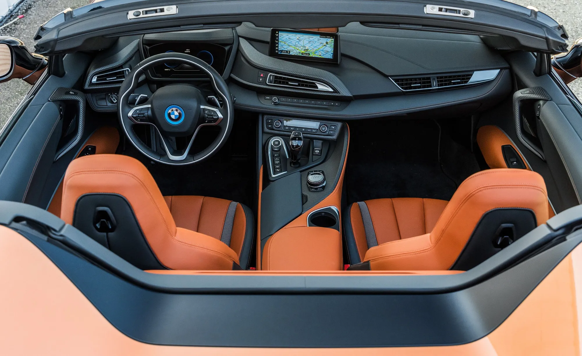 Interior del auto BMW i8 Roadster