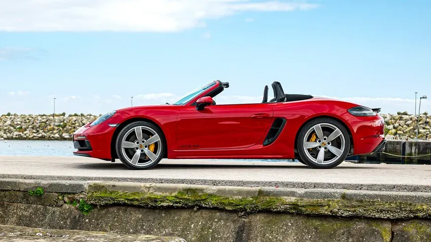 Lateral Porsche Boxster GTS 2023 Rojo