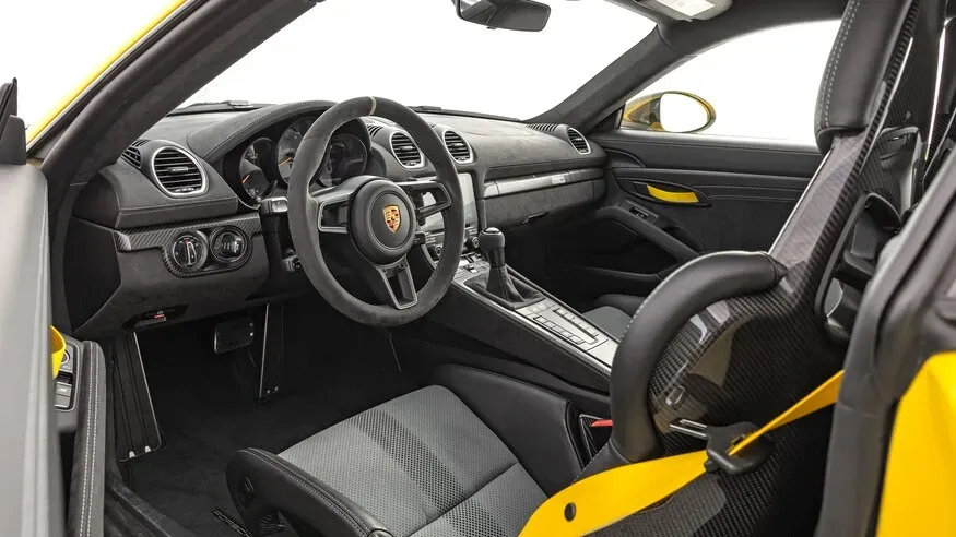 Interior Porsche Cayman GTS 2023