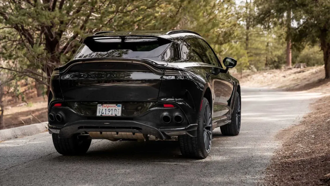 Parte Trasera Aston Martin DBX Negro