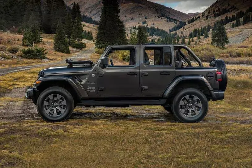 Lateral Jeep Wrangler Rubicon 2023 Gris