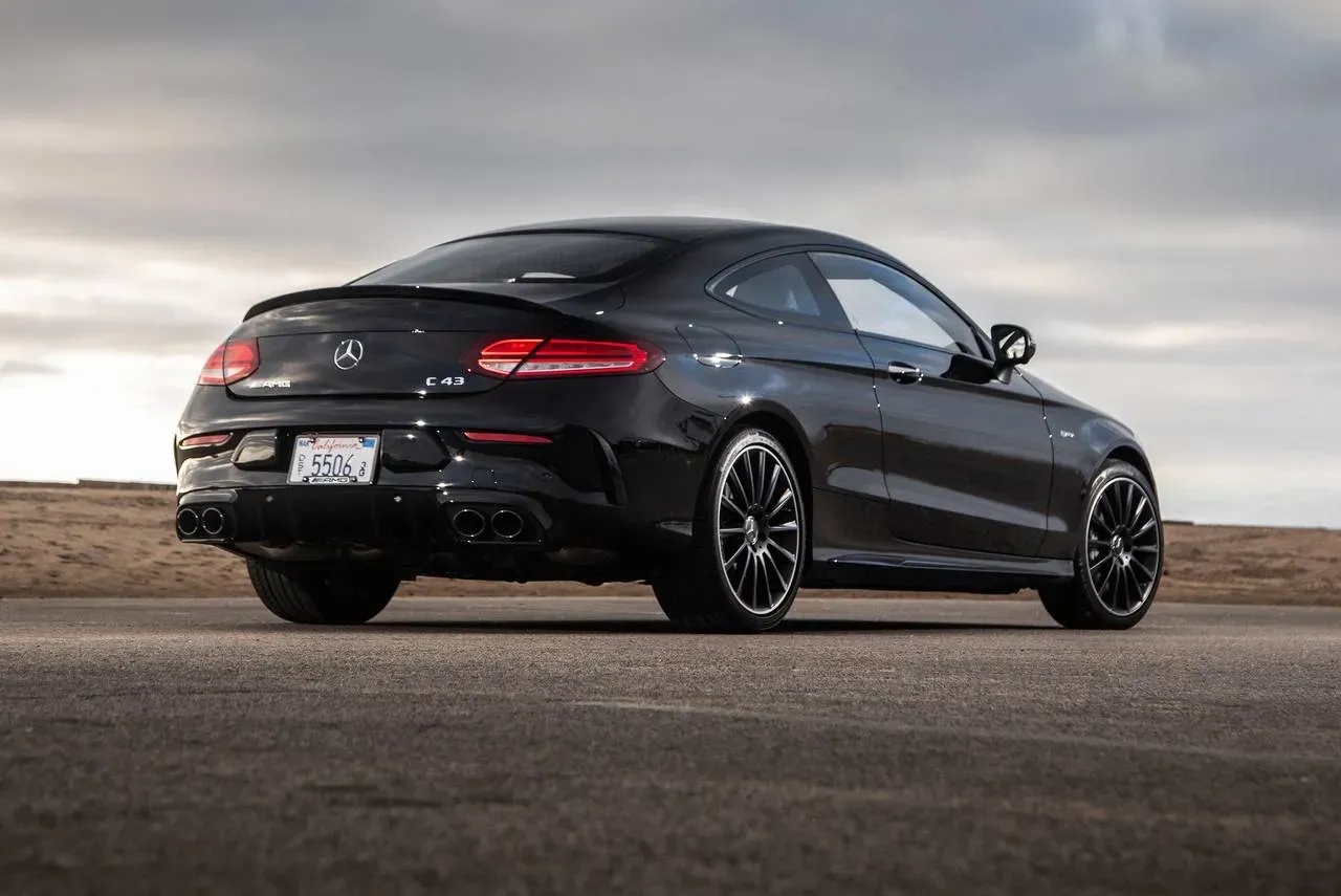 Lateral Mercedes-Benz C-Class Coupe AMG 2023 Negro