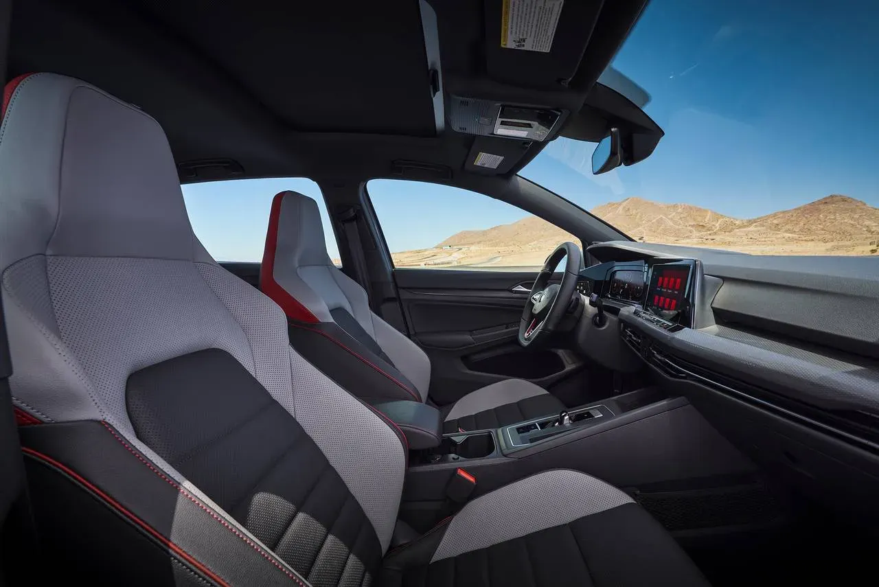 Interior Volkswagen Golf GTI 2023