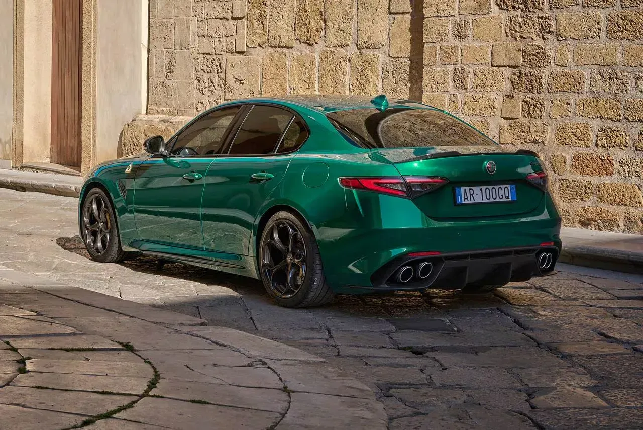 Lateral Alfa Romeo Giulia Quadrifoglio 2024 Verde