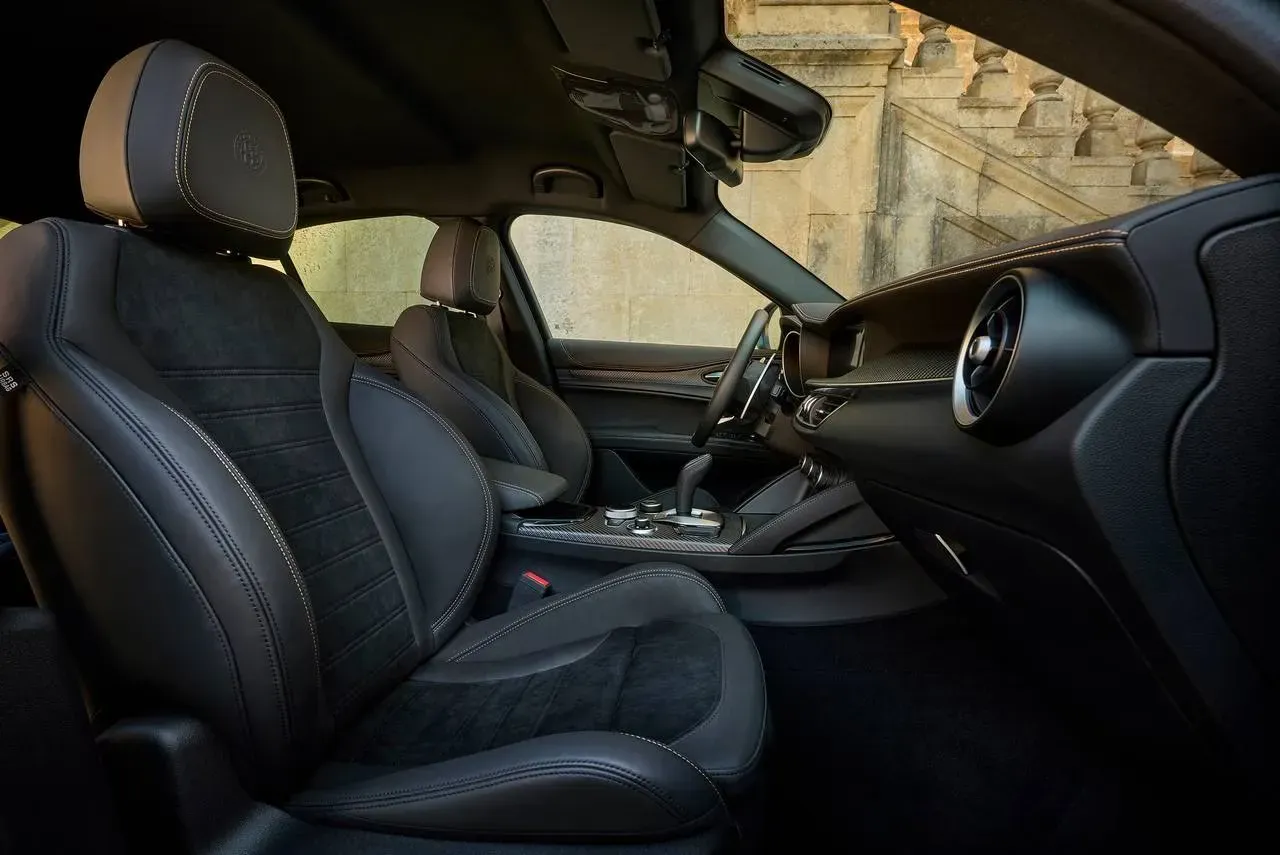 Interior Alfa Romeo Stelvio Quadrifoglio 2024