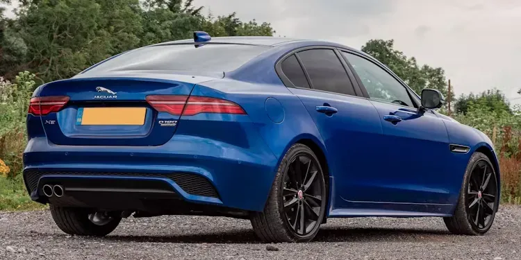 Parte Trasera Jaguar XE Azul