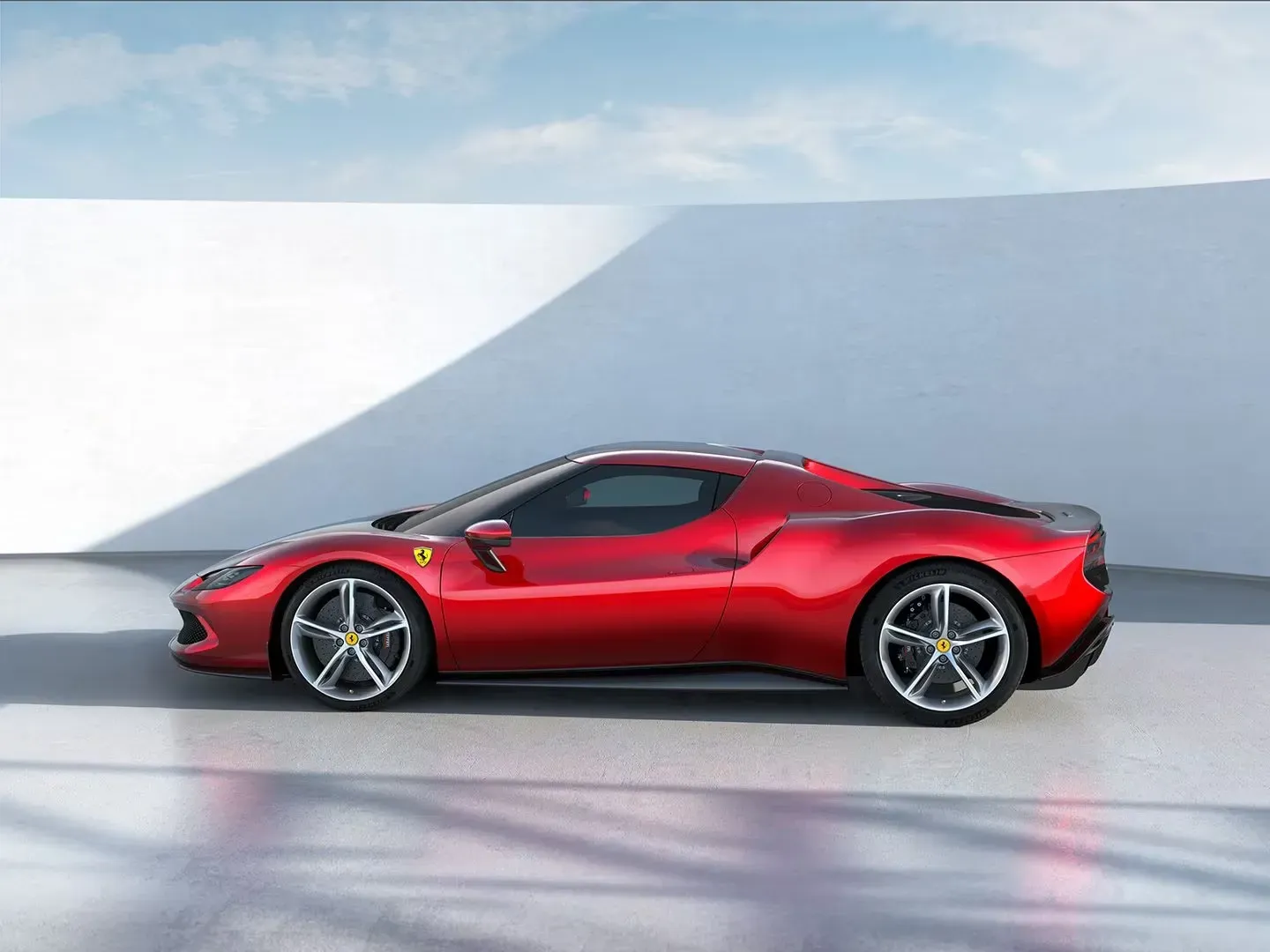 Lateral Ferrari 296 GTB Rojo