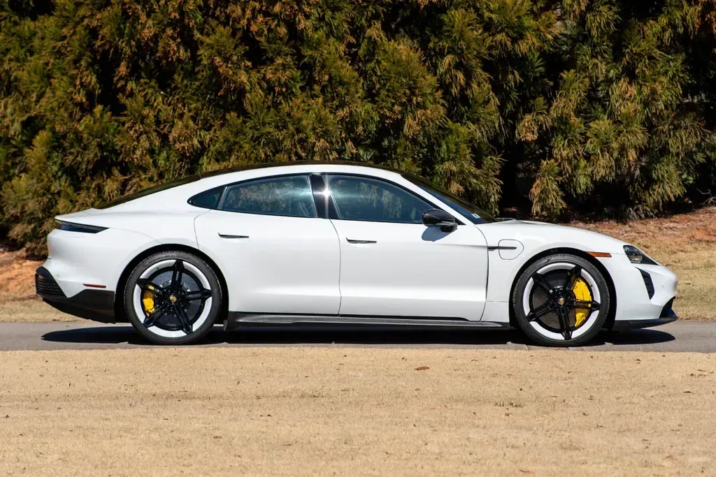 Lateral Porsche Taycan Turbo S Blanco