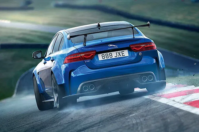 Parte Trasera Jaguar XE Project 8 Azul