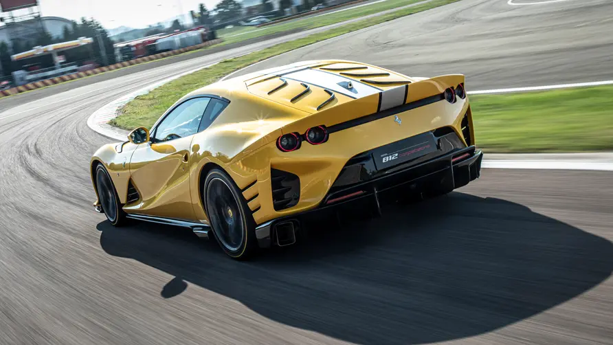 Parte Trasera Ferrari 812 Competizione Amarillo