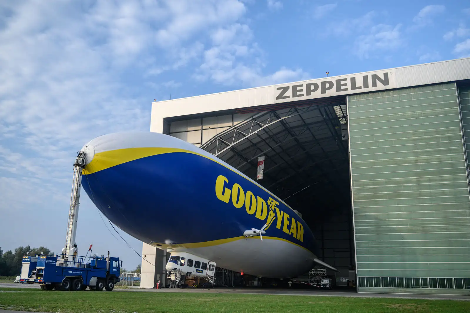 Zeppelin Goodyear Blimp Saliendo del Helipuerto 