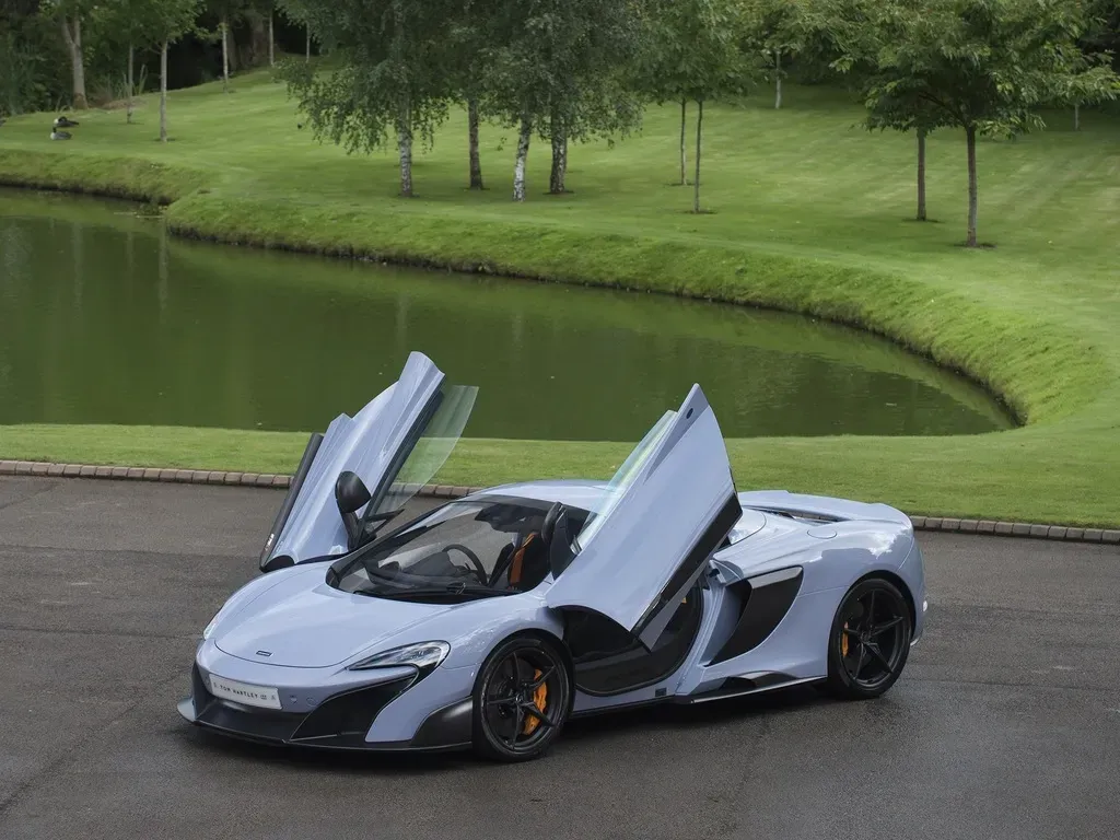 Lateral Puertas Abiertas McLaren 675LT Spider Celeste