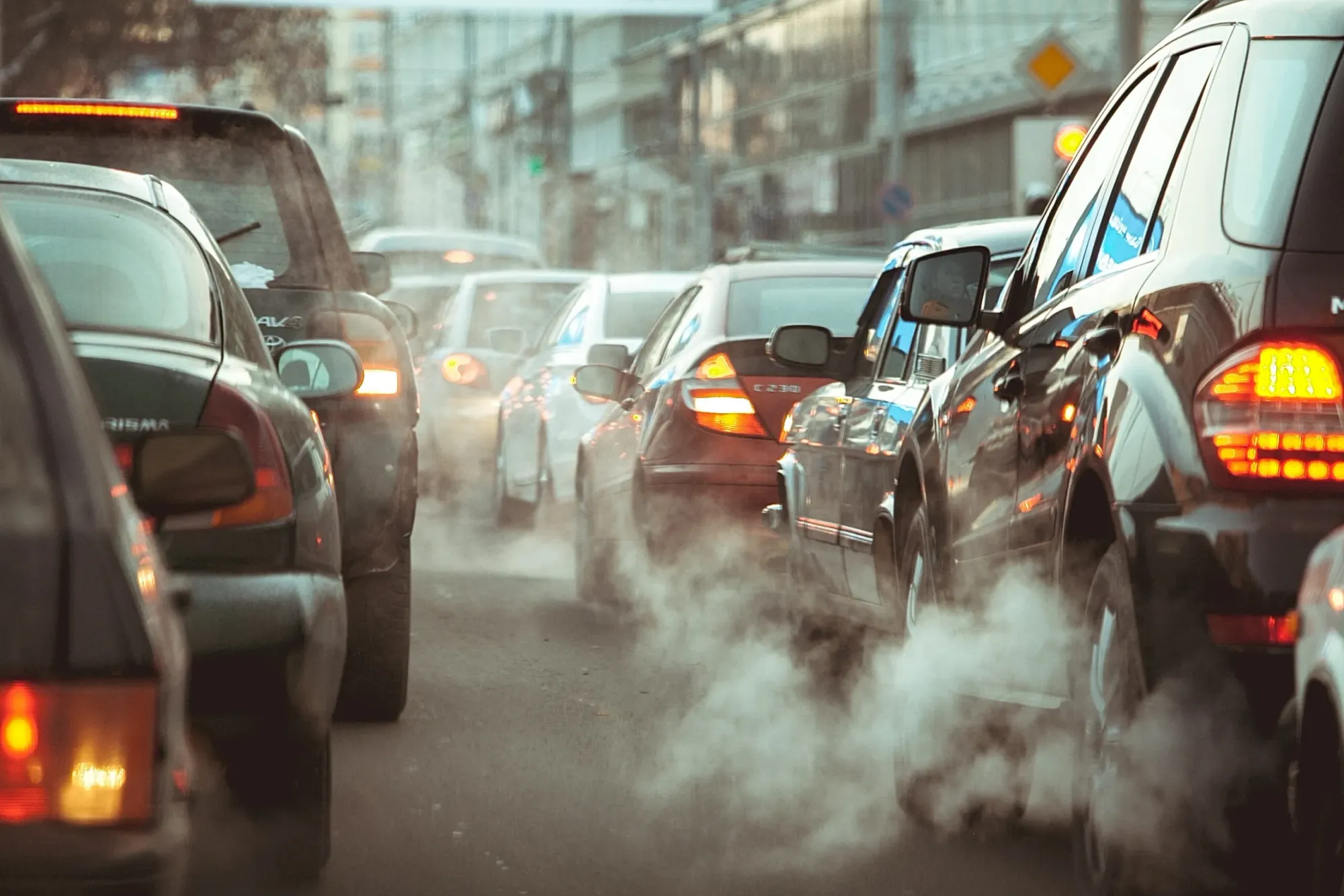 Autos en trafico y emisión gases contaminantes 