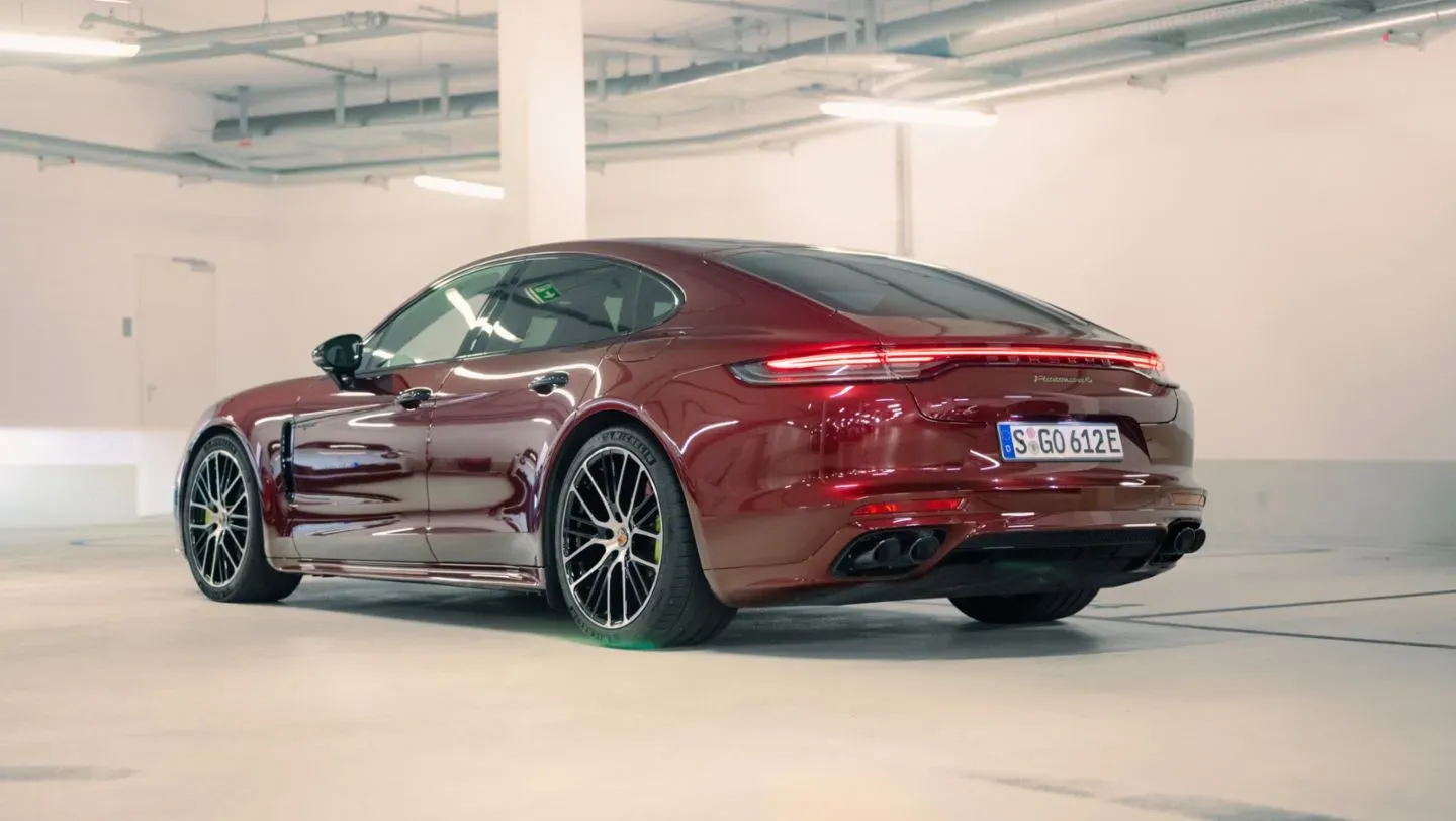 Parte Trasera Porsche Panamera E-Hybrid Rojo