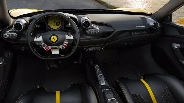 Interior del F8 Tributo Spider