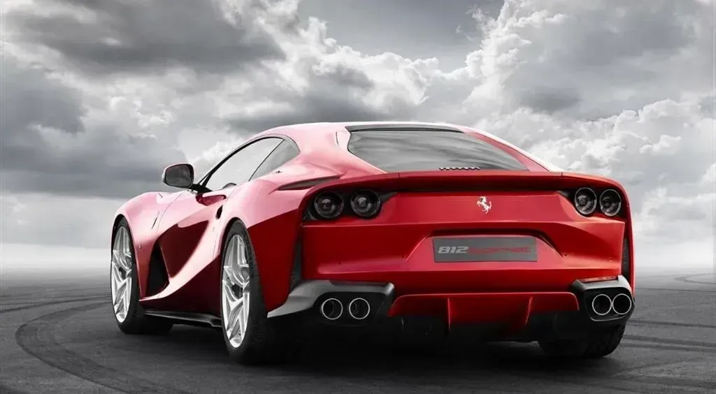 Parte Trasera Ferrari 812 Superfast Rojo