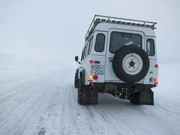 Parte Trasera Land Rover Defender Off Road Islandesa Blanco