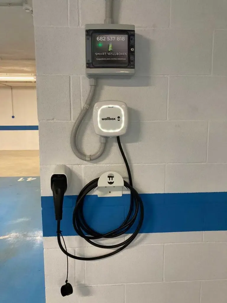 Cargador de autos eléctricos instalado en pared