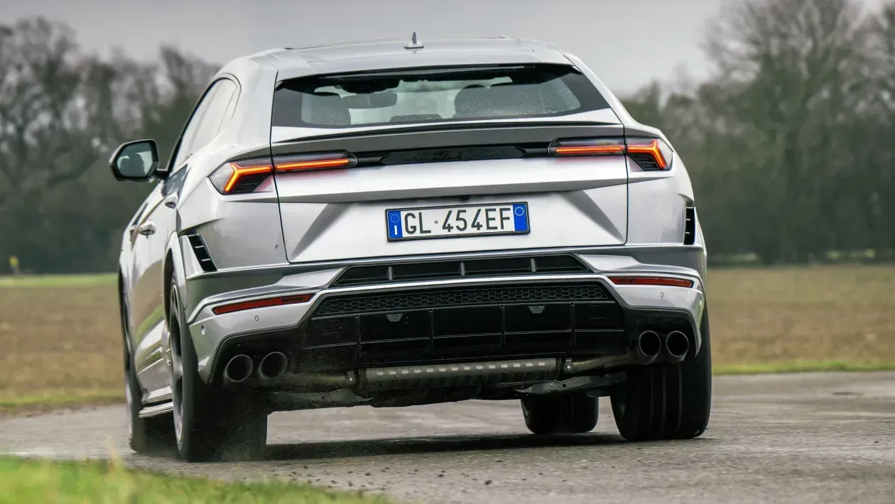 Parte Trasera  Lamborghini Urus S Plateado