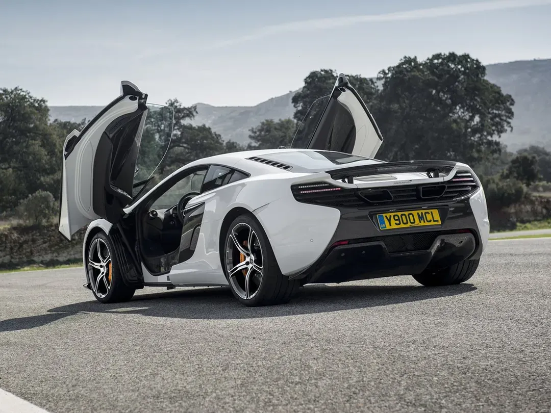 Parte Trasera Puertas Abiertas McLaren 650S Blanco