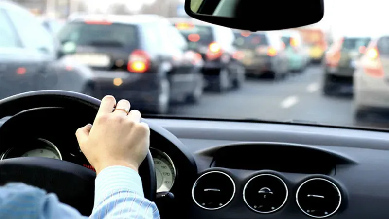 Manos sobre el volante de auto