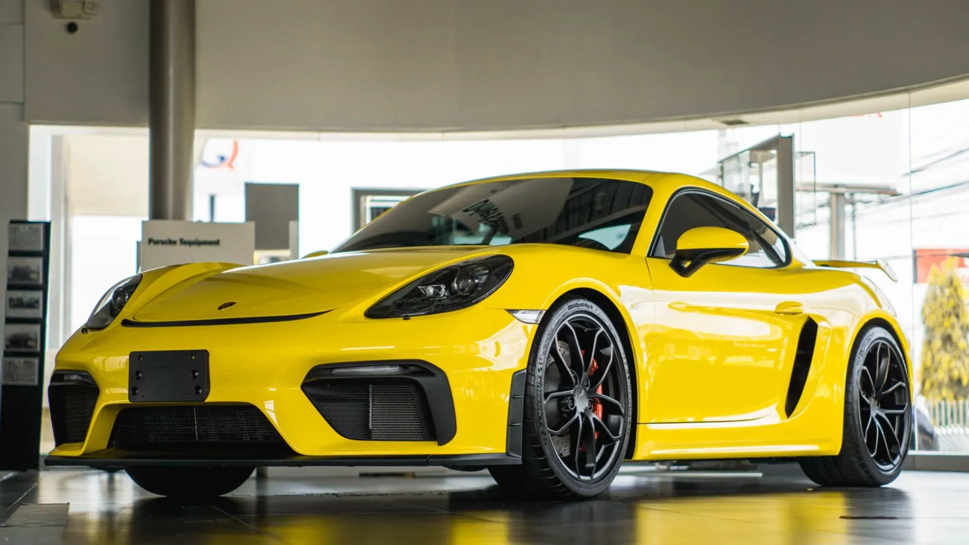 Porsche GT4 Amarillo