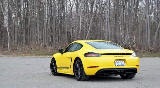 Parte Trasera Porsche 718 Cayman T Amarillo