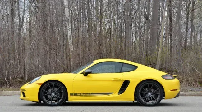 Lateral Porsche 718 Cayman T Amarillo