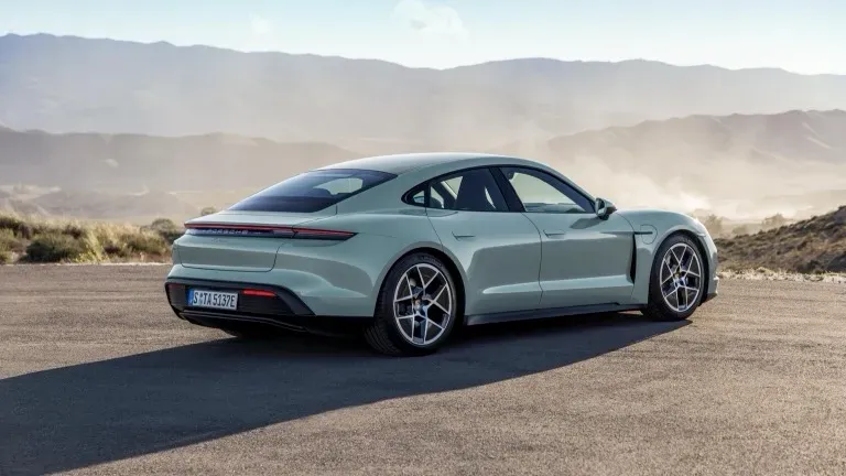 Lateral Porsche Taycan Turbo S Celeste