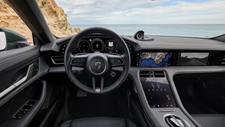 Interior Porsche Taycan Turbo S 2024