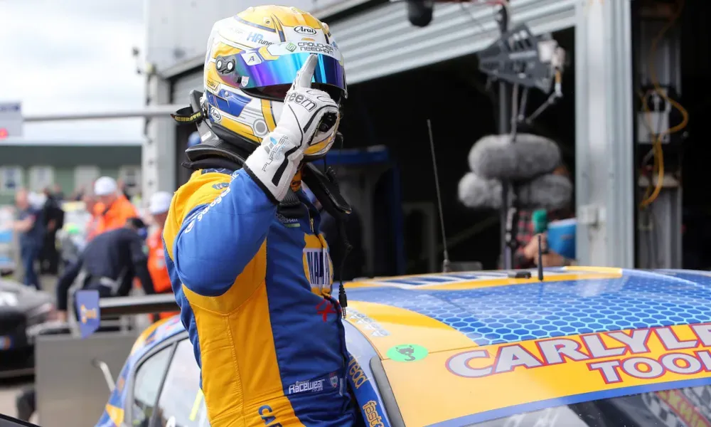 Piloto de carreras celebrando en la BTCC 2016