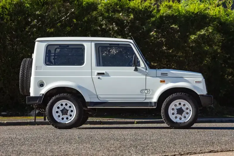 Lateral Suzuki SJ Blanco