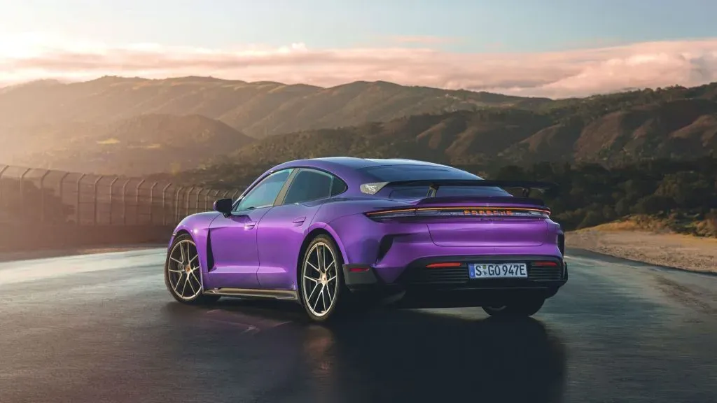 Parte Trasera Porsche Taycan Turbo Morado