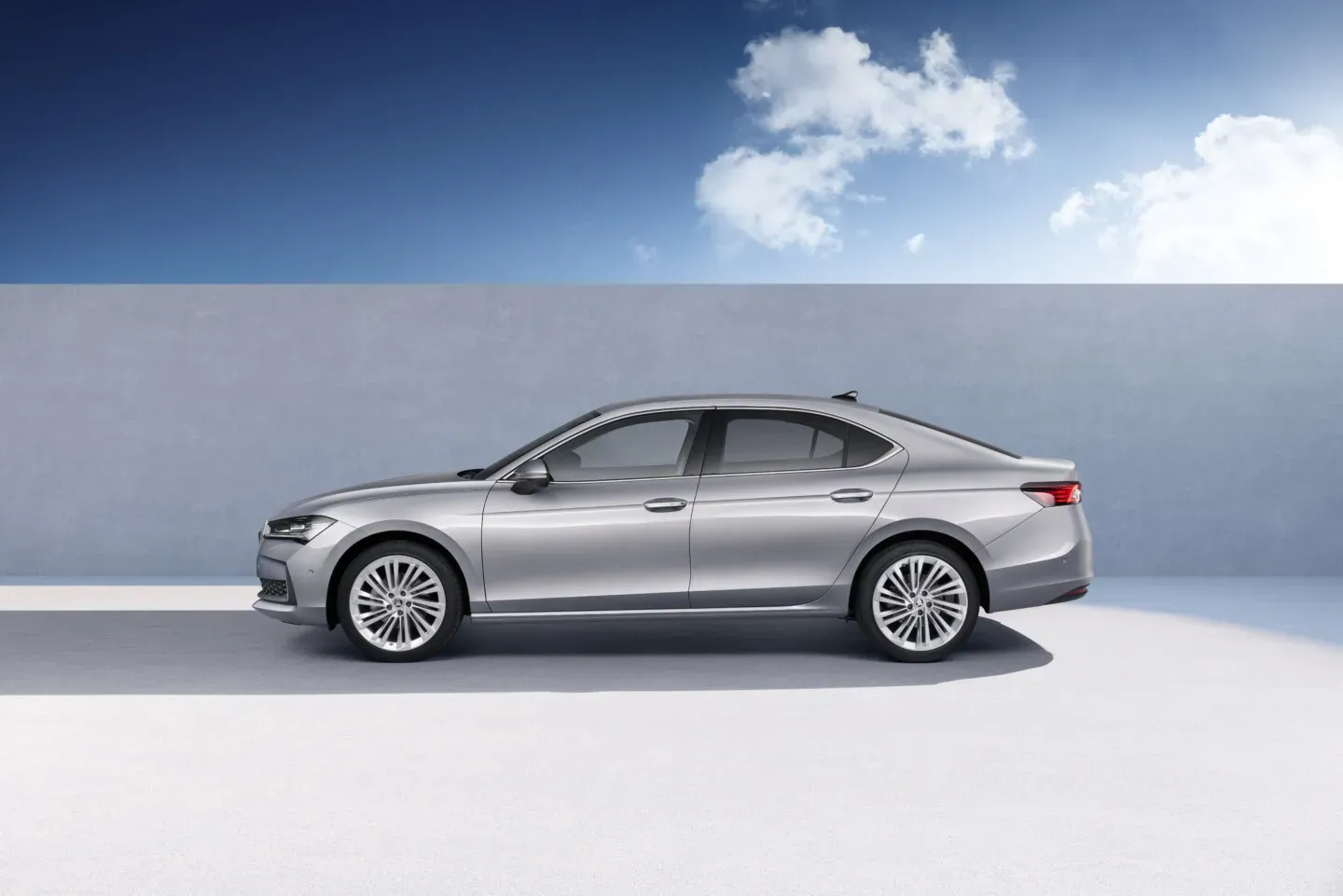 Lateral Skoda Superb 2023 Plateado