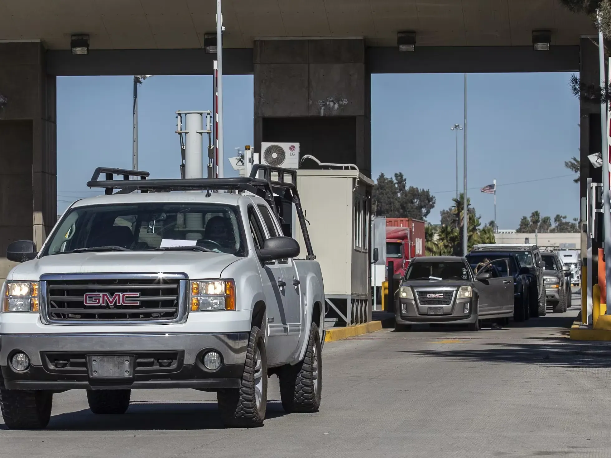 Autos en puesto de frontera pasando revisión