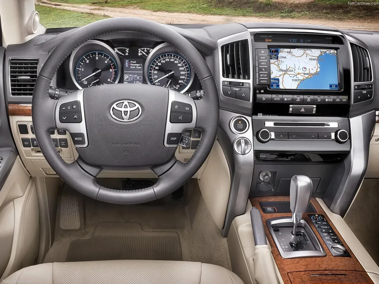 Interior Toyota Land Cruiser 2013