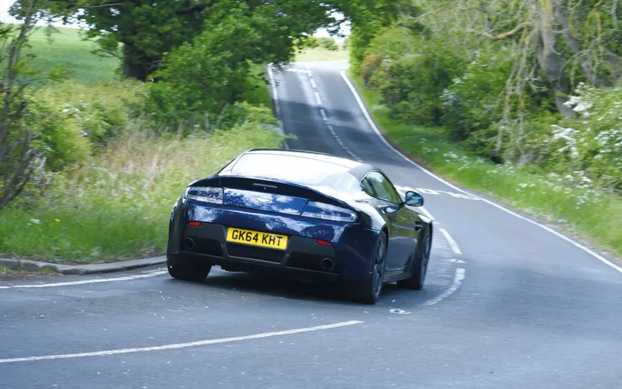 Parte Trasera Aston Martin V8 Vantage N430 Azul