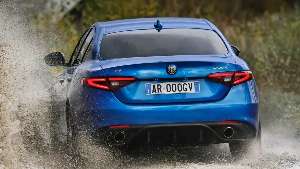 Parte Trasera Alfa Romeo Giulia Veloce 2024 Azul