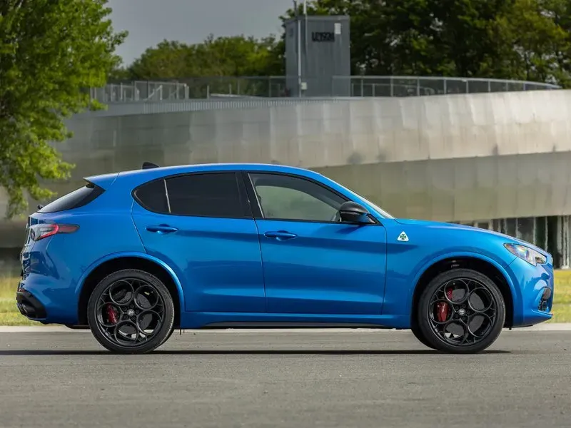 Lateral Alfa Romeo Stelvio Quadrifoglio Azul