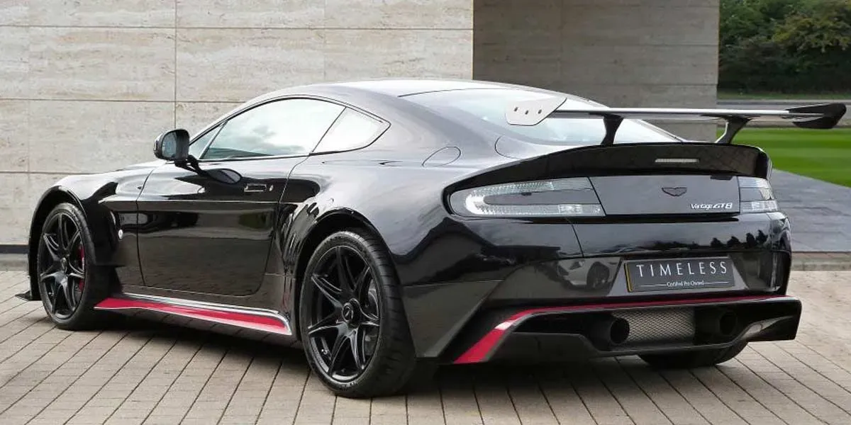 Parte Trasera Aston Martin Vantage GT8 Negro